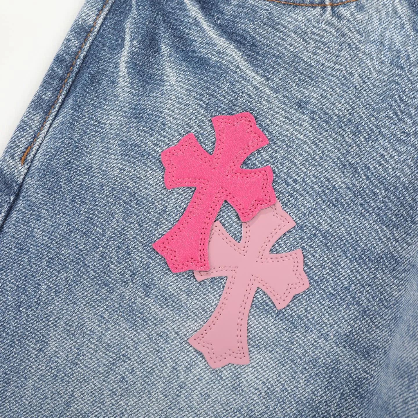 P260 Chrome Hearts 25FW CH Blue Pants Pink Leather Cross Bamboo Jeans. It adopts patchwork elements, mostly in the shape of a cross, and has glitter on the leather surface. Unique design, simple and elegant details, exquisite workmanship, the entire trousers are neatly routed, and the details are in place! It’s also so cool that both men and women can easily control it. It’s a gender-neutral trendy up version. Color: blue pants and pink leather Size: 28 30 32 34 36